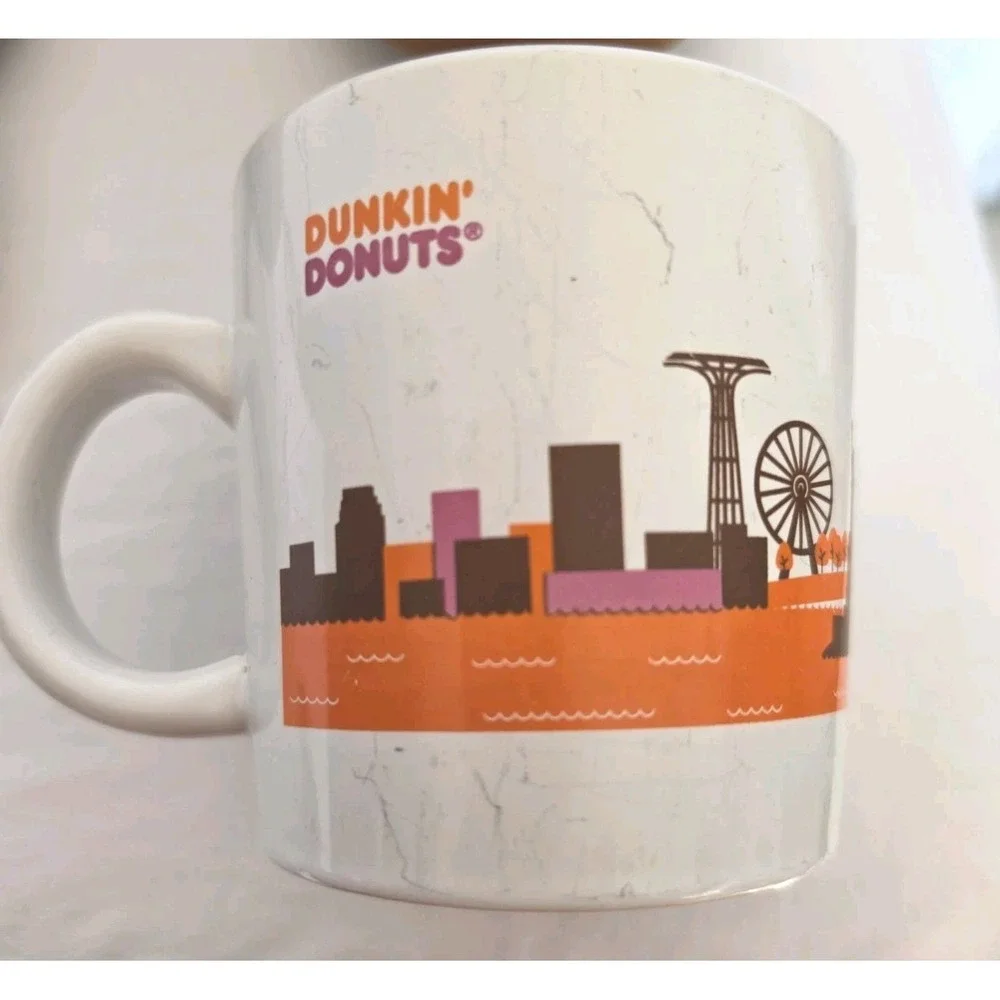 2013 DUNKIN' DONUTS NEW YORK CITY SKYLINE COFFEE MUG 14 Oz